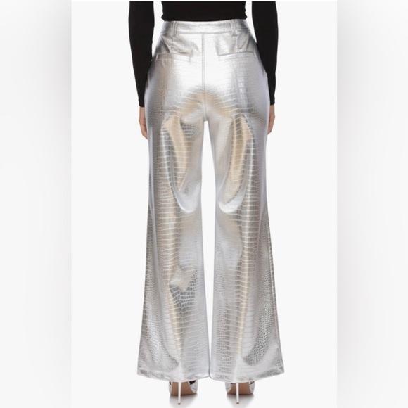 Avec Les Filles Women's Silver Croc Embossed Flare Leg Pants
Size 4 NWT - Picture 2 of 10